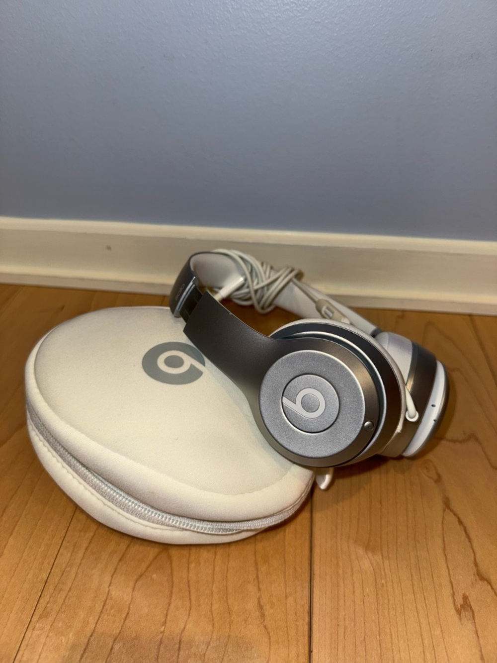 Beats by Dre On-Ear Solo Wireless Headphones in Silver/White